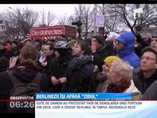 Sute de manifestanti au protestat impotriva demolarii unei portiuni din Zidul Berlinului