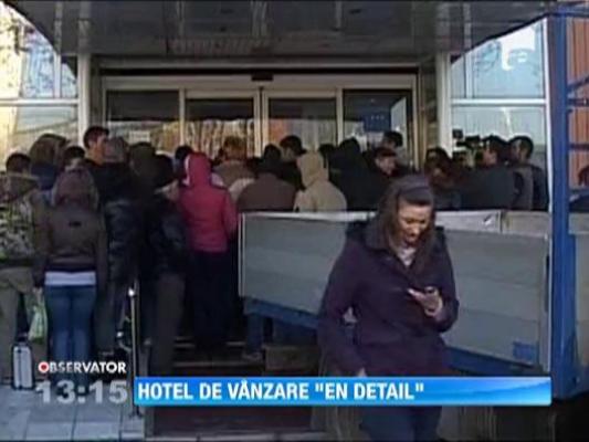 Craiovenii s-au imbulzit la usa unui hotel pentru a cumpara mobila scoasa la vanzare