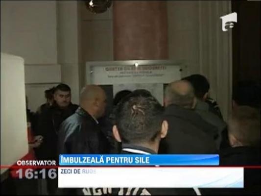 Zeci de prieteni si rude au vrut sa intre in sala in care Sile Camataru isi cerea libertatea