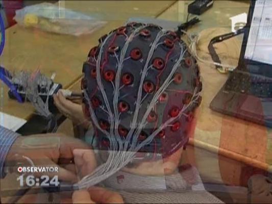 Un profesor din Iasi a creat o casca speciala care poate veni in ajutorul oamenilor cu paralizii