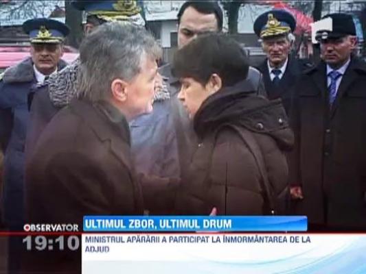 Cei doi militari morti dupa prabusirea unui elicopter, condusi pe ultimul drum