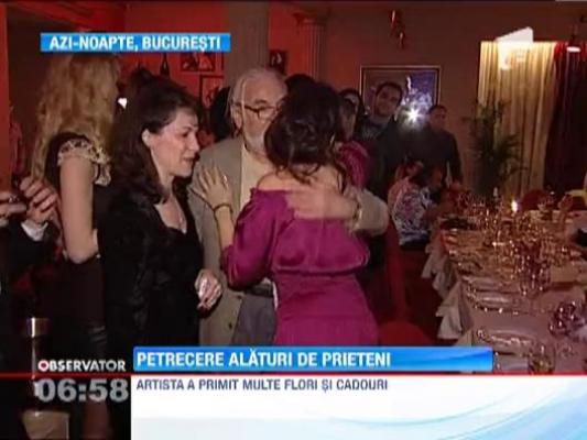 Artista Rona Hartner, petrecere alaturi de prieteni