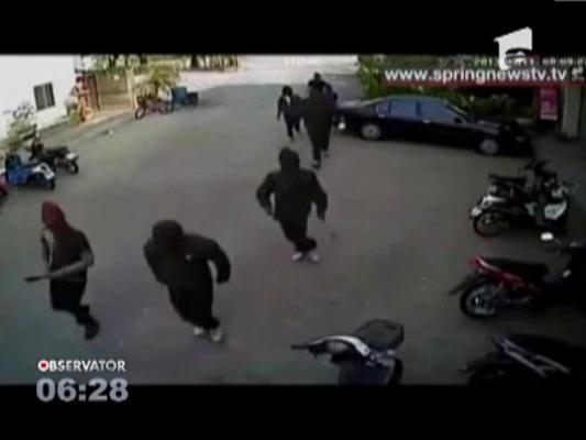 Agresori inarmati cu sabii si bate, speriati de un pistol
