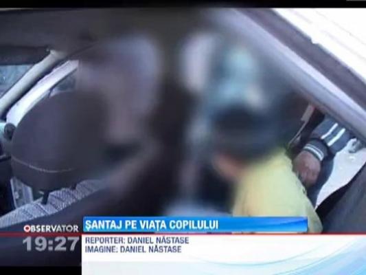 Un barbat din Tulcea si-a urcat copilul pe bloc si a amenintat ca se arunca impreuna cu el daca sefii nu-i dau locul de munca inapoi