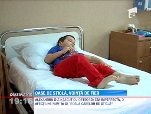 Vreau sa ajut! Alexandru a castigat prima lupta cu boala oaselor de sticla