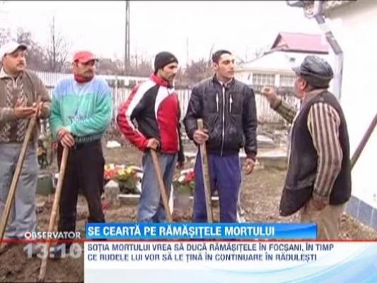 Scandal intr-un cimitr din Vrancea!  Mai multi oameni s-au injurat, s-au blestemat si au fost la un pas sa se bata cu lopetile chiar pe un mormant