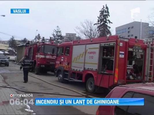 Un incendiu puternic a mistuit acoperisul fostei protoierii din Vaslui
