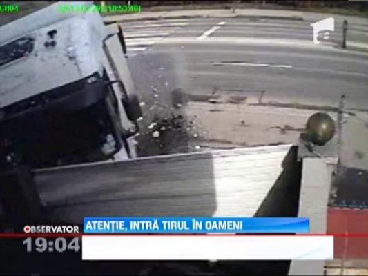 Sediul unei firme de textile, daramat de un TIR