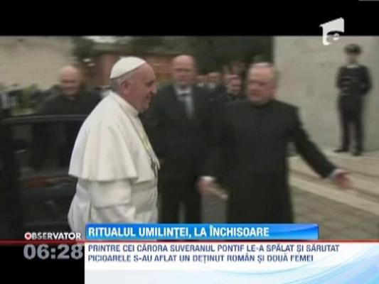 Papa Francisc a spalat picioarele a 12 tineri detinuti, printre care si un roman, la ceremonia din Joia Mare