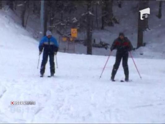 Zeci de turisti au luat cu asalt partiile de pe Valea Prahovei