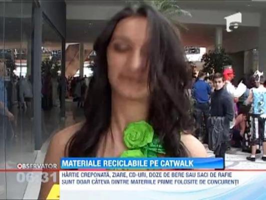 Deseuri reciclabile, transformate in materiale pretioase pe catwalk