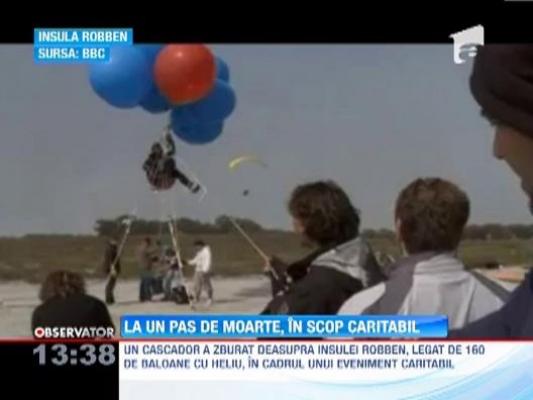 Cascadorie in numele lui Mandela: Un african a zburat legat de 160 de baloane
