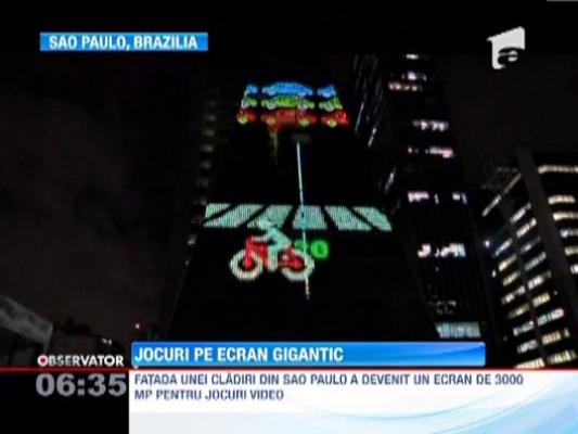 Fatada unei cladiri din Sao Paulo, ecran gigantic pentru jocurile video