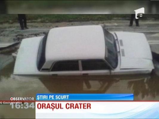 Imagini incredibile dintr-un oras rusesc! Zeci de masini sunt inghitite de cratere