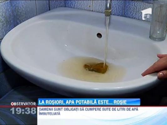La Rosiorii de Vede, curge apa rosie la robinete