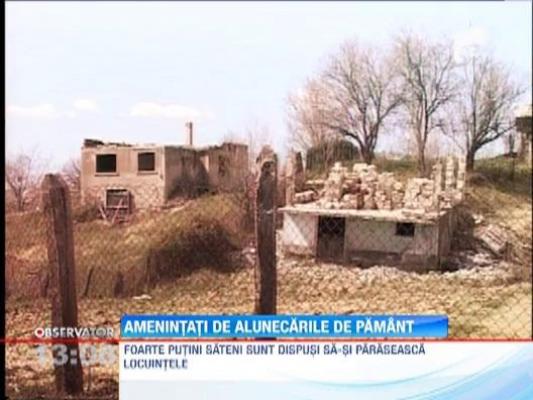 Pamantul fuge de sub picioarele oamenilor din satul Seciurile, din judetul Gorj!