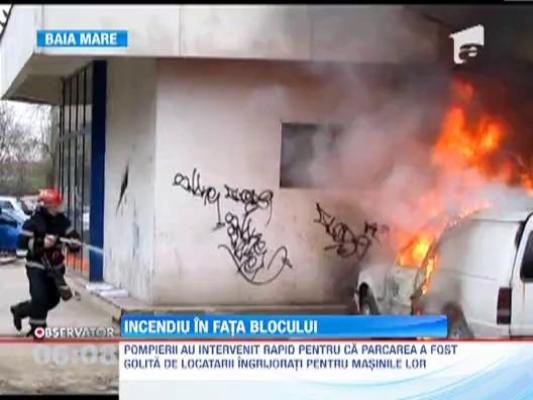 Masina cuprinsa de flacari intr-o parcare