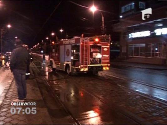 Un sofer din Capitala s-a rasturnat cu masina langa refugiul de tramvai