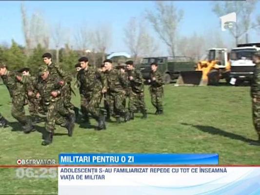 Mai multi liceeni au devenit militari pentru o zi