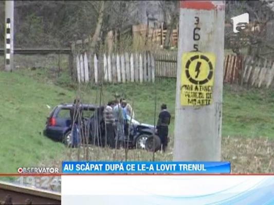Le-a lovit trenul si au scapat cu viata