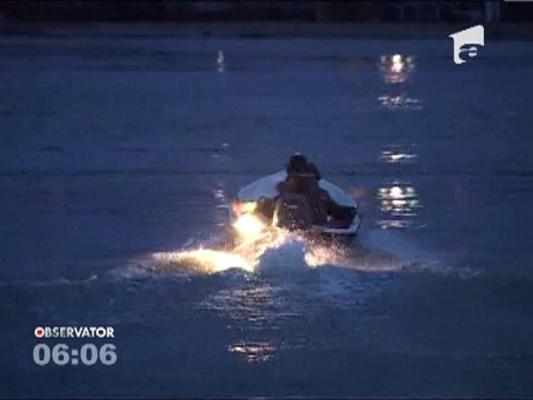 Doi politisti beti s-au izbit cu o barca de un trunchi de copac