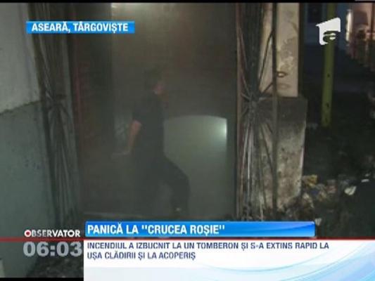 Panica la Crucea Rosie Dambovita. Un incendiu a cuprins acoperisul institutiei