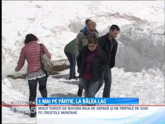 La Balea Lac e iarna in toata regula! Turistii pot profita de aerul curat de pe partii