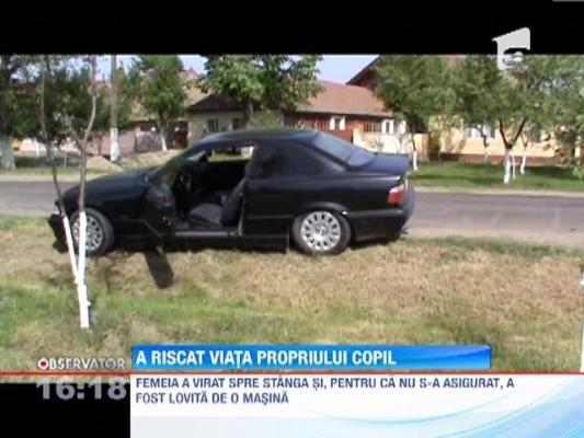 Mama si copil de trei ani tinut in brate pe scuter, raniti grav intr-un accident