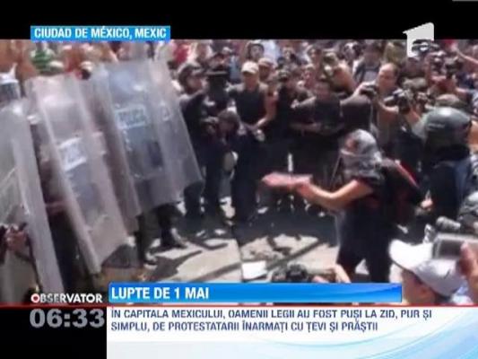 Confruntari violente intre protestatari si fortele de ordine in marile orase ale lumii