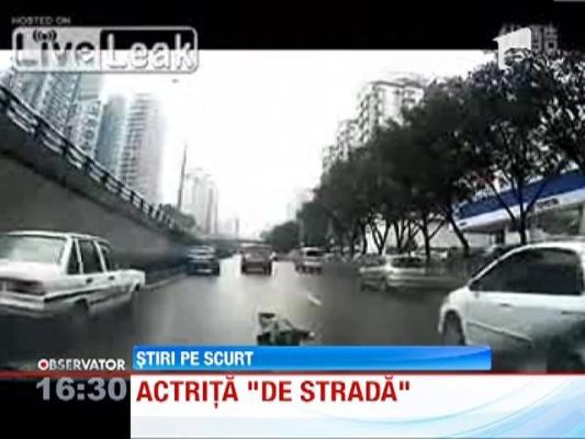 Moment inedit surprins pe o sosea din China! O femeie este "lovita" de o masina