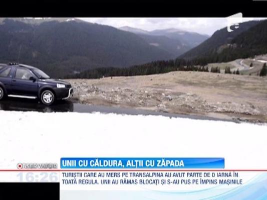 Mai multi soferi au ramas blocati pe Transalpina din cauza zapezii