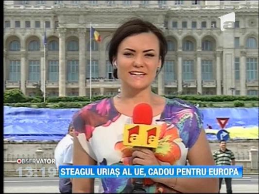 Steagul urias al Uniunii Europene, amplasat in Piata Constitutiei