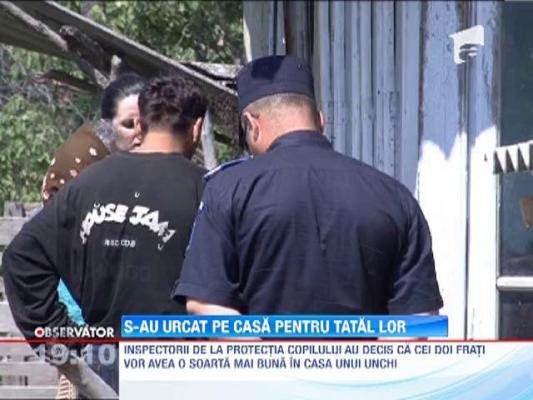 Doi copii s-au urcat pe acoperisul casei, pentru a nu fi luati de autoritati