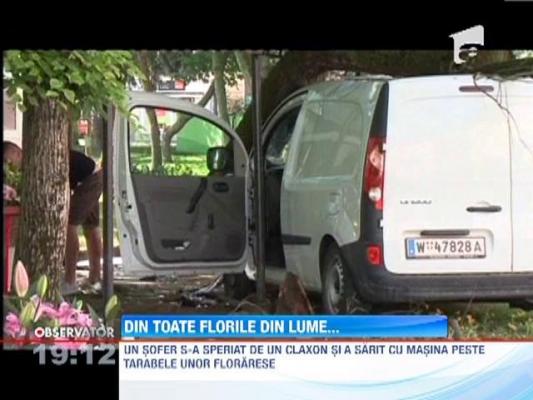 Satu Mare: Un sofer s-a speriat de un claxon si a sarit cu masina peste tarabele unor florarese