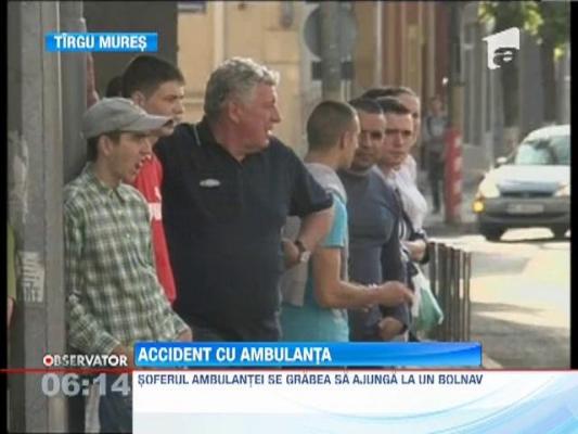 O ambulanta din Targu Mures s-a ciocnit violent de un autoturism