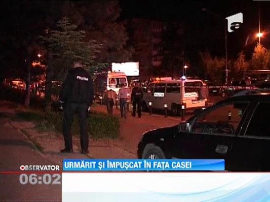 Urmarit si omorat cu sase focuri de arma, in fata blocului in care locuia