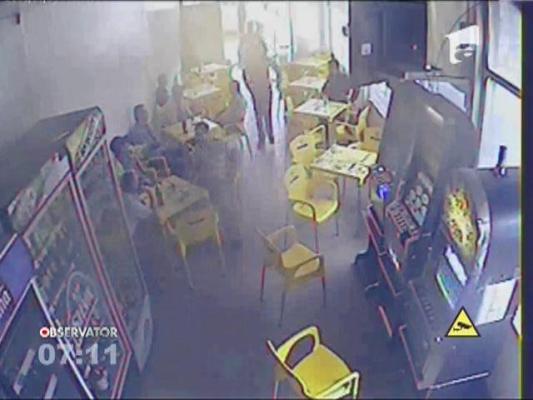 Un tanar din Buzau, salvat dintr-o bataie de patronul unui bar