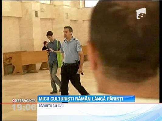 Micul Hercule si fratele lui raman alaturi de parinti