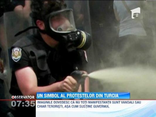 O femeie atacata cu spray iritant de politisti, simbol al protestelor din Turcia