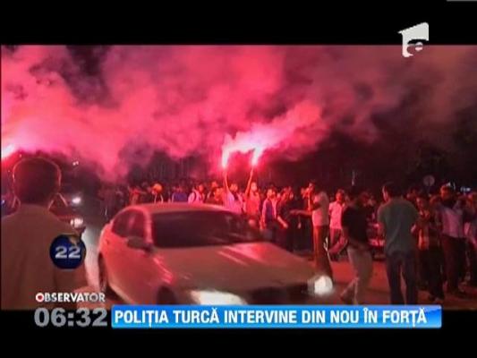 Politia turca a intervenit cu tunurile de apa pentru a dispersa protestatarii