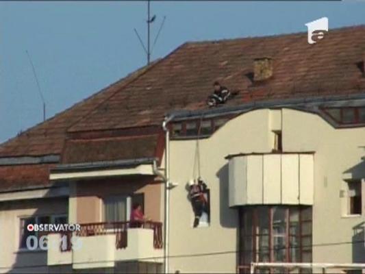 Pompierii din Gherla au intervenit pentru a salva o femeie care ramasese incuiata pe balcon