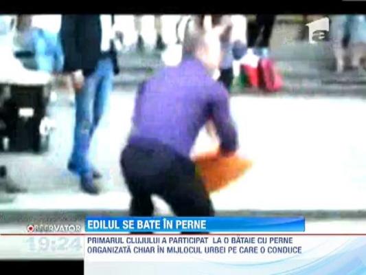 Emil Boc a participat la o bataie cu perne, in centrul Clujului