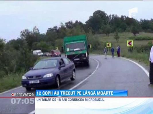 Un microbuz cu 12 copii s-a rasturnat