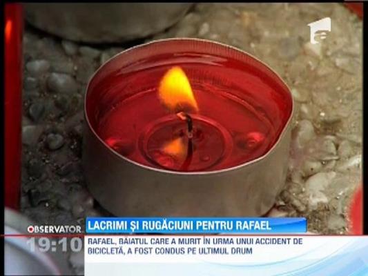 Lacrimi si rugaciuni pentru Rafael, baiatul ucis de bicicleta