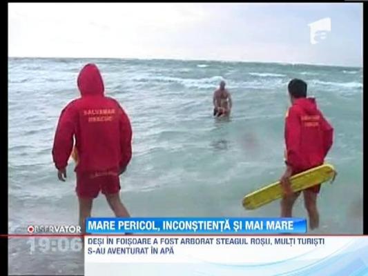Salvamarii, in alerta pe litoral. Scaldatul in mare, interzis din cauza valurilor mari