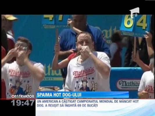 Un american a reusit sa inghita 69 de hot dog-i