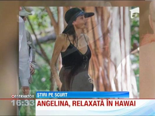 Angelina Jolie, relaxata in Hawaii