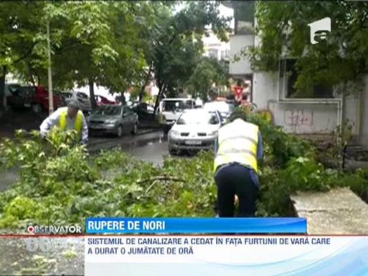 Zeci de strazi din Craiova, inundate in urma unei puternice ruperi de nori