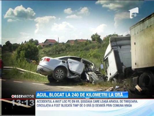 Un barbat a murit pe loc, dupa ce a intrat cu bolidul sub un TIR