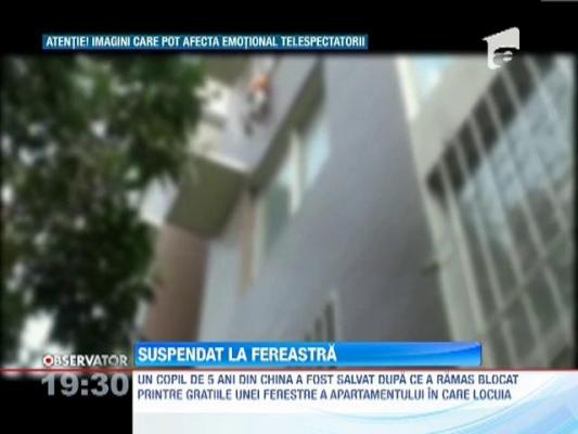 China: Pompierii au salvat un copil care a ramas suspendat in aer la o fereastra